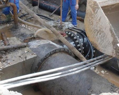 Топлофикация още се бори с аварията в центъра, блокираха и трамваи