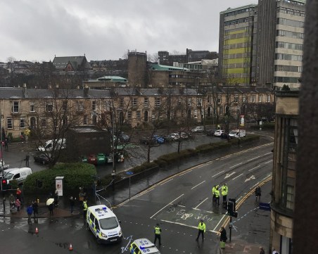 Подозрителен пакет и... Университетът в Глазгоу евакуиран