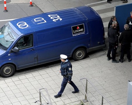 Въоръжени опитаха да ограбят инкасо кола в Кьолн. Гърмели по охранител