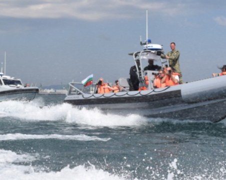 Военноморските сили евакуираха по спешност болен индонезийски моряк