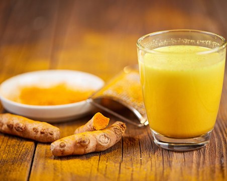 За какво помага комбинацията от прясно мляко с куркума?