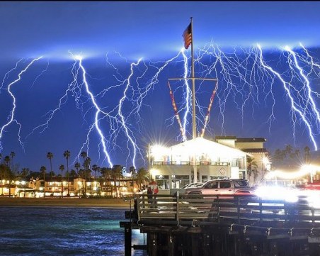1500 светкавици озариха небето над Лос Анджелис само за... 5 минути ВИДЕО