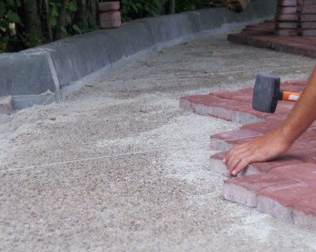 Баща и син решиха да си приберат тротоарните плочки в Карабунар, арестуваха ги