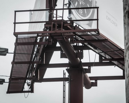 Билборд се стовари върху работник на столичния бул. 