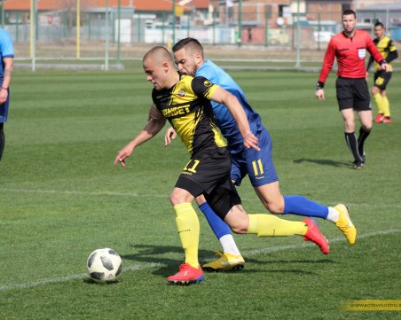 Ботев би Марица в контрола, играха и доста юноши