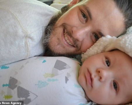 Критикуван, упрекван… Роден жена, сега мъж, но роди – момче! (СНИМКИ)