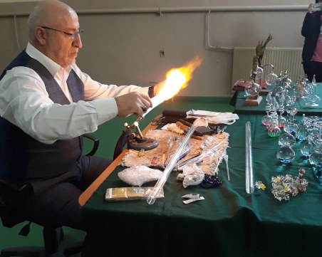 Майстор стъклар от Турция показа занаята си пред ученици в Пловдив
