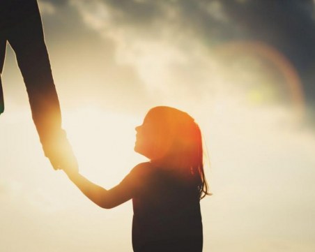 Настаняват в приемни семейства децата, чийто баща се опита да продаде едно от тях