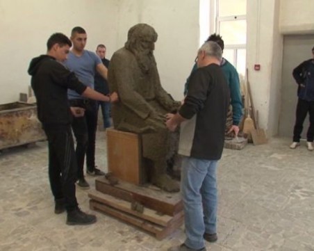 Ученици изграждат паметник на доброто и дядо Добри