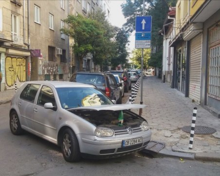 Вдигнат капак, отворен багажник… Паркиране гратис из улиците на София
