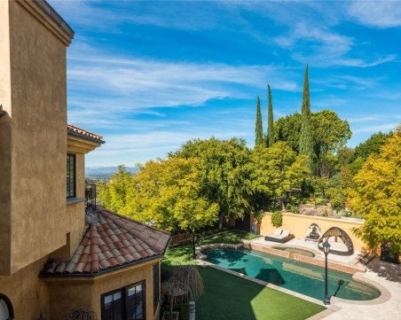 Вижте как изглежда къщата на Чарли Шийн в Бевърли Хилс СНИМКИ