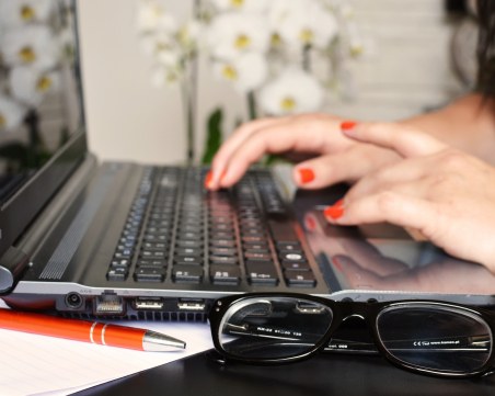 Жените превземат правителствения сектор у нас, все повече дами работят в институциите