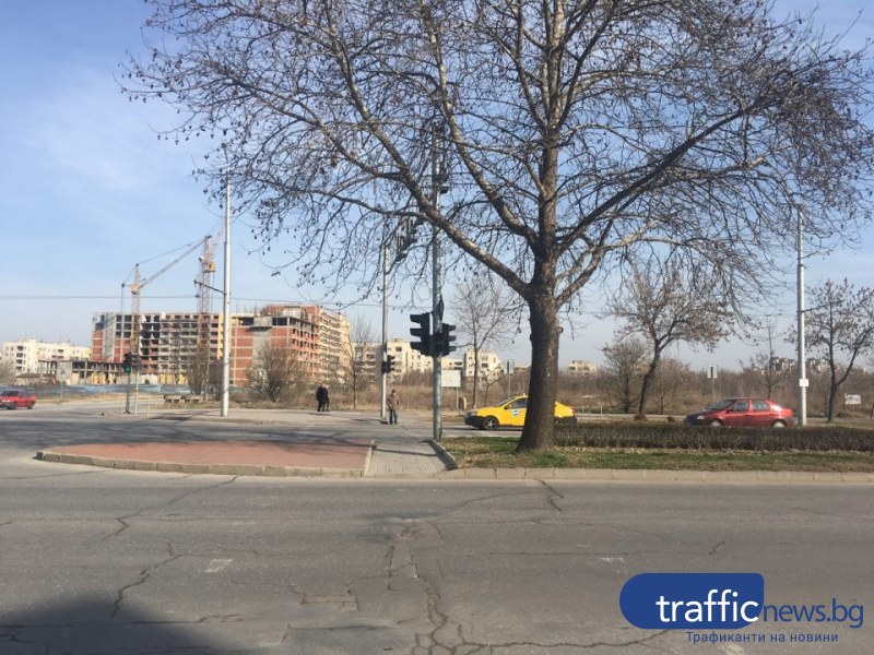 Няма преминаване за пешеходците пред кметството в Тракия СНИМКА