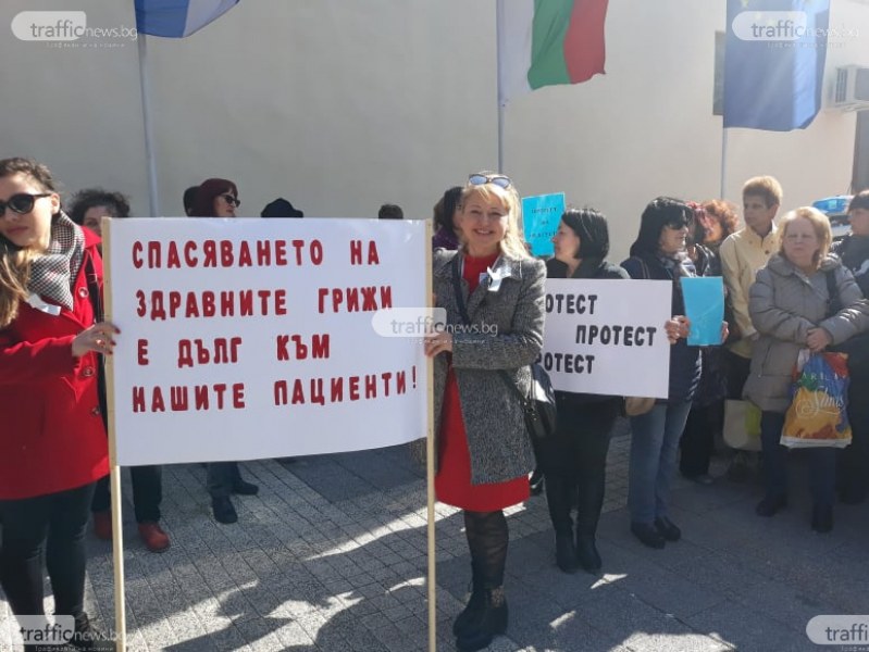 Протестиращите медицински работници на среща с Мая Манолова