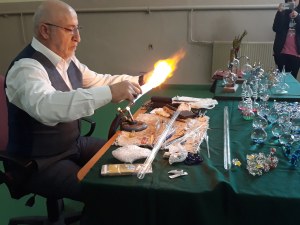Майстор стъклар от Турция показа занаята си пред ученици в Пловдив