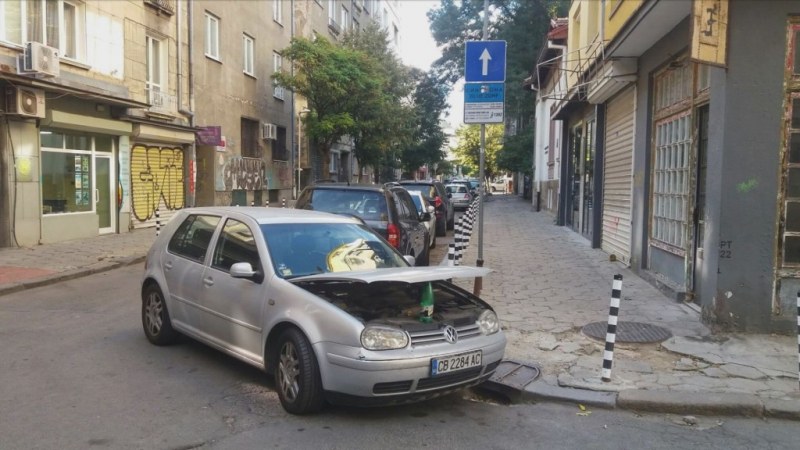 Вдигнат капак, отворен багажник… Паркиране гратис из улиците на София
