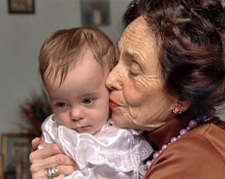 67-годишна роди, как изглежда 14 години по-късно? СНИМКИ
