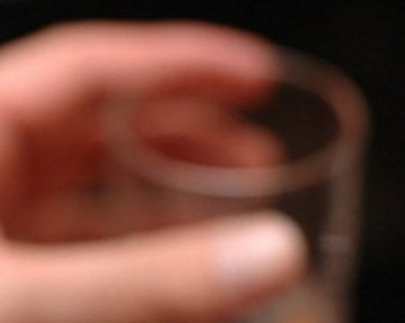 Мъж обърка ракията със сода каустик и... попадна в Пирогов