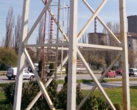 Мъжът, върху който падна билборд в София, е с опасност за живота