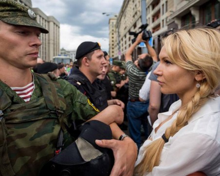 Мъже поздравиха феминистки с 8 март, получиха сълзотворен газ ВИДЕО