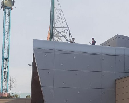 Опасно селфи: Деца се качиха на покрива на столичен мол, за да се снимат СНИМКИ