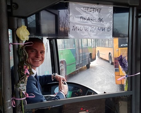 Патриотичният автобус – с рози за 8 март. И една огромна усмивка, тази на Алекс!