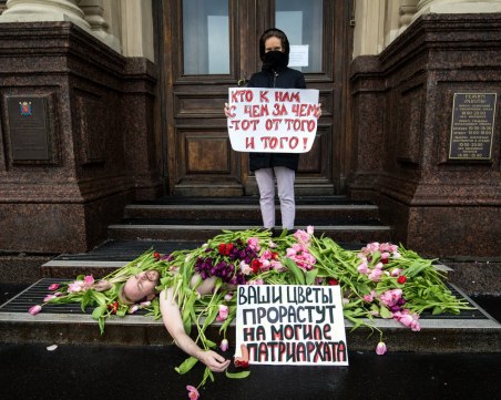 Руските феминистки отговориха на мъжете, които ги поздравиха СНИМКИ