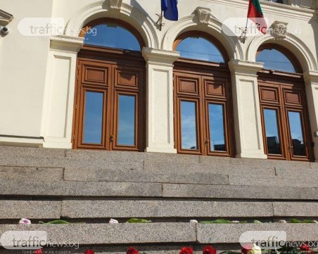 С цветя срещу смъртта (СНИМКИ)