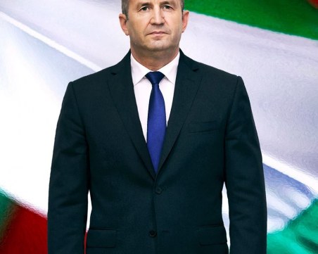 След премиера, честитка и от президента за дамите: Дарявайте с красота!