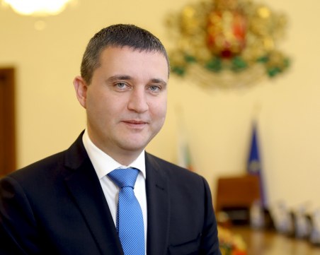 Министър Горанов не търси нов дом, остава в жилището на кръстника си