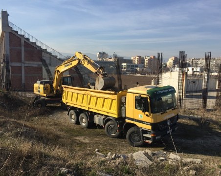 Започна се! Багери влязоха на Колежа СНИМКИ