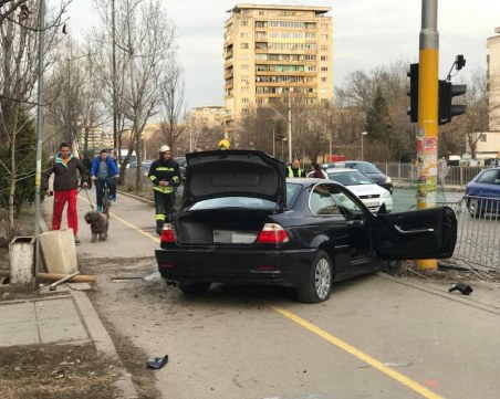 Зрелищна катастрофа в София! БМВ прескочи ограда, приземи се на велоалея СНИМКИ
