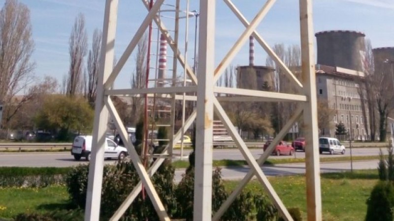 Мъжът, върху който падна билборд в София, е с опасност за живота