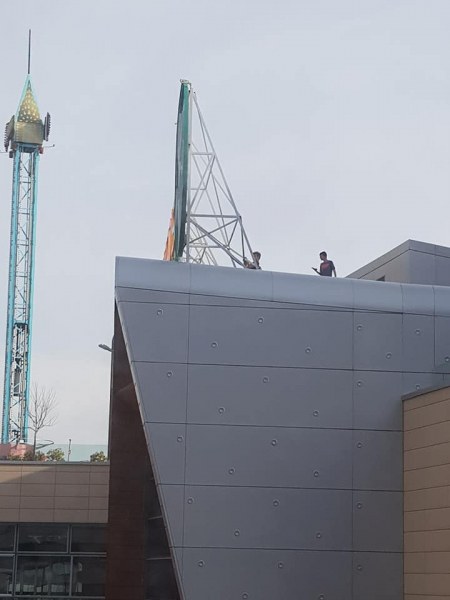 Опасно селфи: Деца се качиха на покрива на столичен мол, за да се снимат СНИМКИ