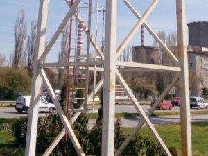 Мъжът, върху който падна билборд в София, е с опасност за живота