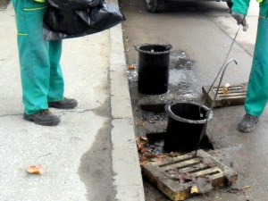 Не паркирайте върху шахти в Пловдив! Чистят ги
