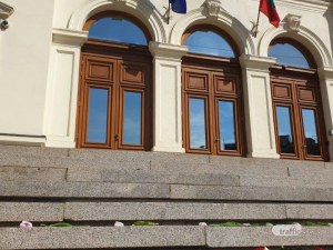 С цветя срещу смъртта (СНИМКИ)