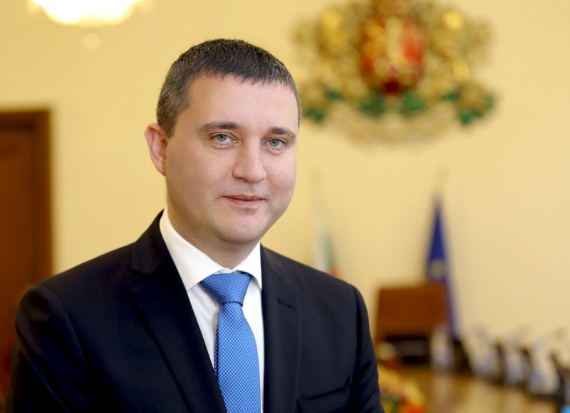 Министър Горанов не търси нов дом, остава в жилището на кръстника си