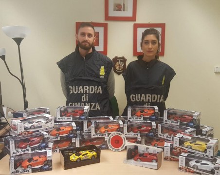 Арестуваха българи, внесли над 50 000 контрабандни играчки в Италия