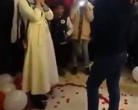 Арестуваха влюбени в Иран заради публично предложение за брак ВИДЕО