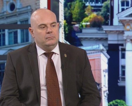 Гешев за схемата в НОИ: Фалшифицираните досиета били маркирани със 