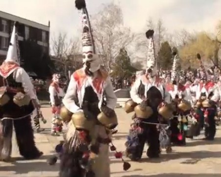 На Старчов ден: Кукерски игри в Карлово ВИДЕО