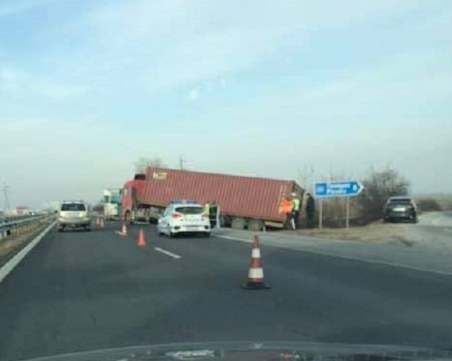 ТИР аварира и запречи движението на АМ 