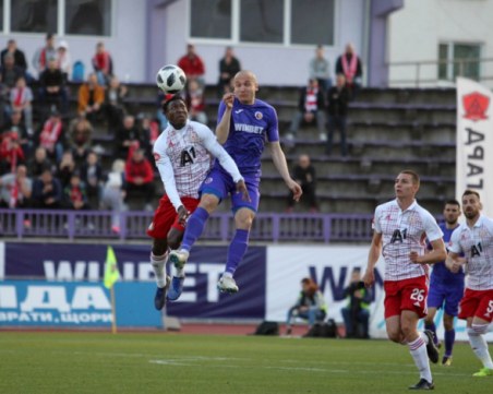 ЦСКА на две точки от върха след победа във Велико Търново ВИДЕО