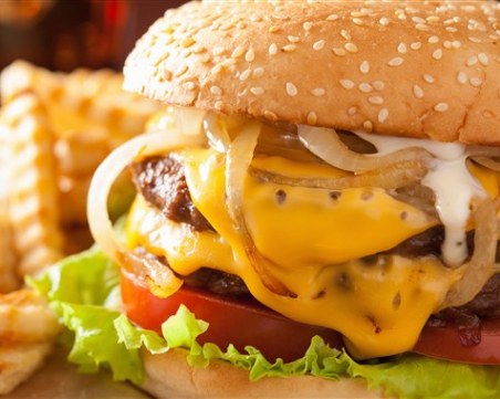 Ароматни свещи, ухаещи на чийзбургер, пуснаха на пазара СНИМКИ