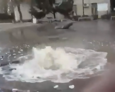 Гейзер с вода изригна насред центъра на Асеновград ВИДЕО