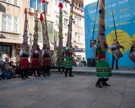 Кукери гониха злите сили в Пловдив СНИМКИ