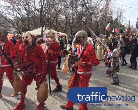 Мощна заря и зурни събудиха в 5 часа Първенец! Кукери гонят злото на Сирни Заговезни СНИМКИ