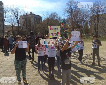 Над 200 недоволни пловдивчани обградиха кмета на Северен и го заливат с въпроси ВИДЕО/СНИМКИ