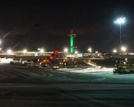 Жестока турбуленция при полет, пилотът обяви извънредна ситуация! Има ранени